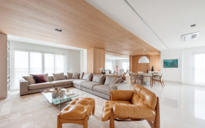 CASA VOGUE | Apartamento minimalista tem living amplo e muita luminosidade.